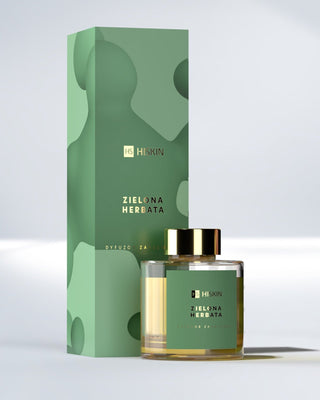 Ein Duftdiffusor in einer Glasflasche mit natürlichem Rattan haftet mit dem Duft von HiSkin Grüntee