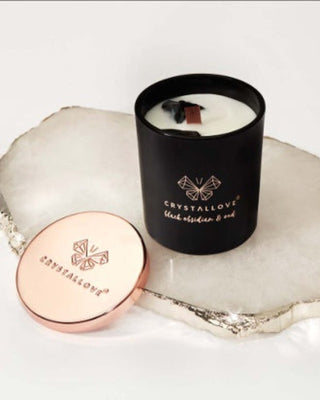 Sojakerze mit dem Duft von schwarzem Obsidian und Oud-Harz, Crystallove
