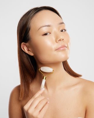 Uddo Gesichtsmassageroller mit weißer Jade, die Lidschatten und Schwellungen reduziert - 2