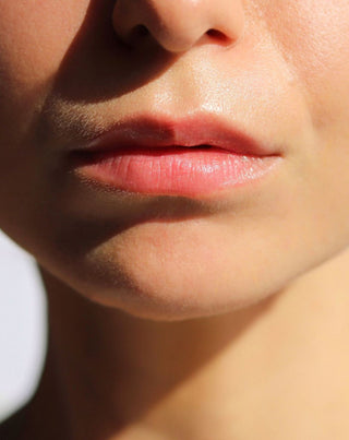 Erdbeer-Lippenbalsam, der die Farbe der Lippen betont und Auna Glanz verleiht - 3