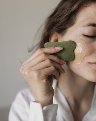 Gua Sha Jade Teller in einem Baumwollbeutel aus recycelter Polemika - 2