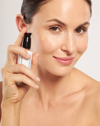 Nutridome leuchtende, feuchtigkeitsspendende Foundation mit Hyaluronsäure für Wildlederhaut - 4