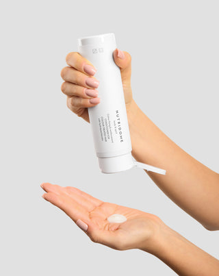 Nutridome farbfixierender und stärkender Haarspülung für coloriertes Haar