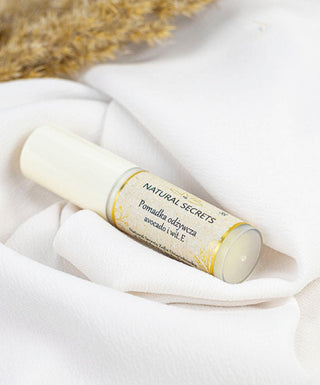 Ein pflegender Lippenstift mit Sheabutter zur Regeneration spröder Lippen von Natural Secrets - 2