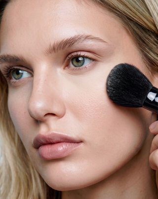 Locker, transparenter Fixierpuder mit seidigem Finish Nutridome